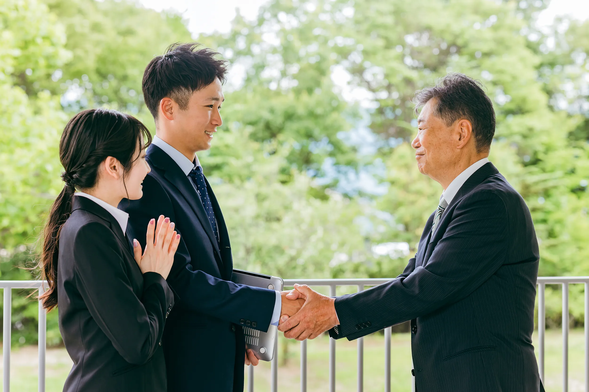 自治体職員との商談成立シーン